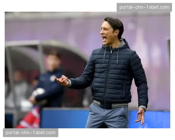 更衣室一幕：拜仁主帅图赫尔在白板前详解对阵勒沃库森的压迫触发点