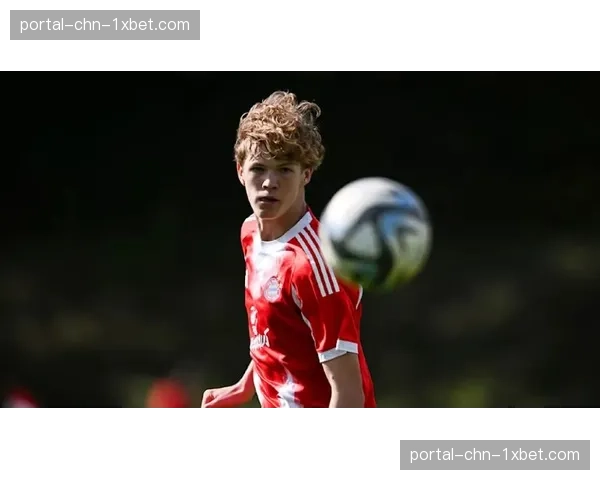 拜仁青训前锋菲利普-冯陶贝参加一线队训练，展现未来布局